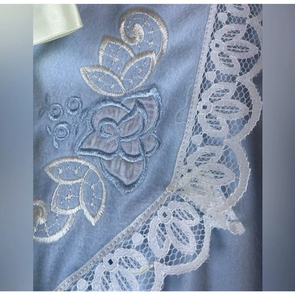 Vintage Vandemere Blue Ctn Flannel Lace Tie Front Embrdrd Cottage Core Long Robe - Picture 4 of 6